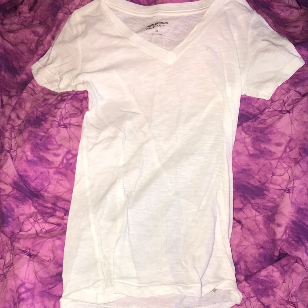 Arizona Jeans Co white V neck short sleeve t shirt